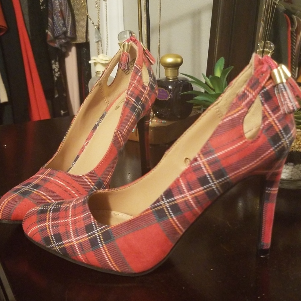 Red plaid pumps, perfect for the holidays